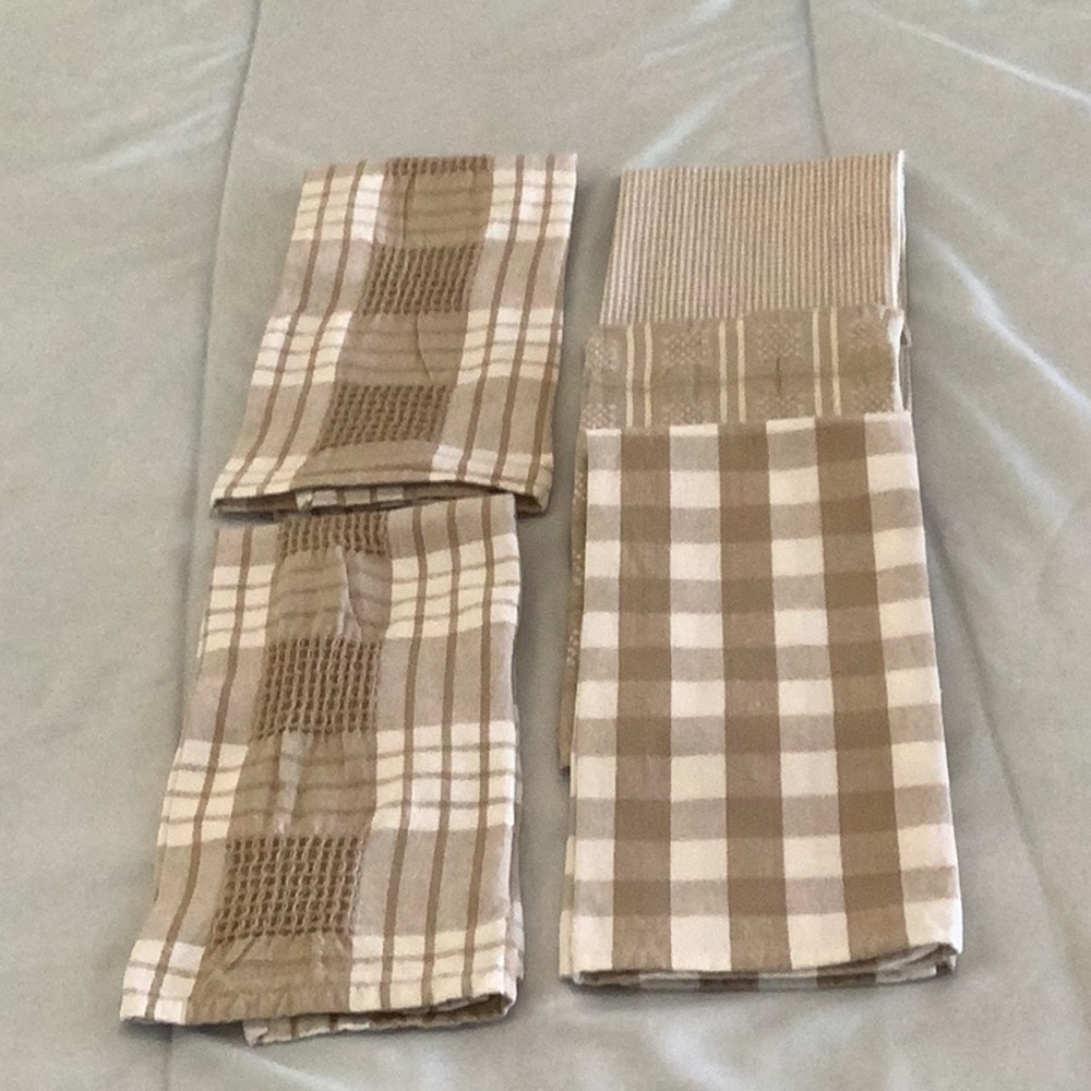 Kitchen towel set of 3 pieces all 100% cotton earth-tones. In excellent shape🌻